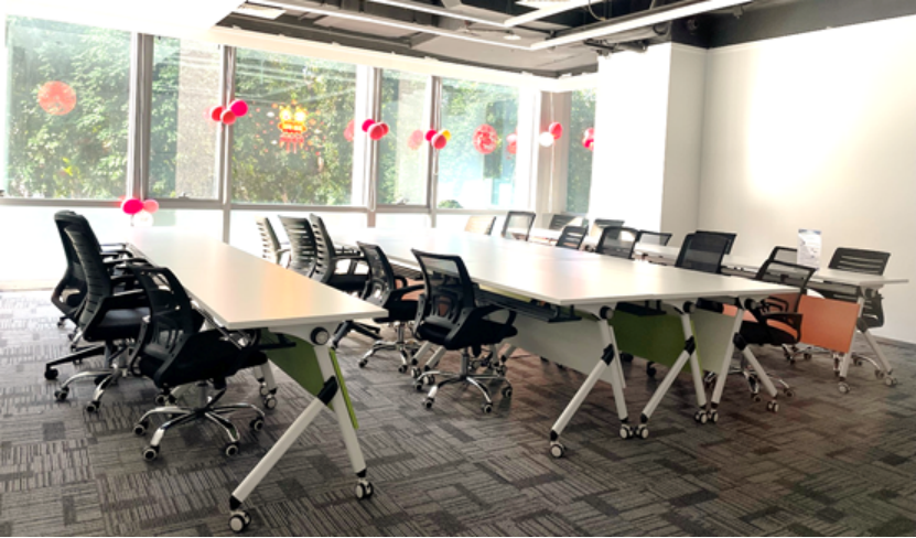 房间里有桌子和椅子中度可信度形貌已自动天生