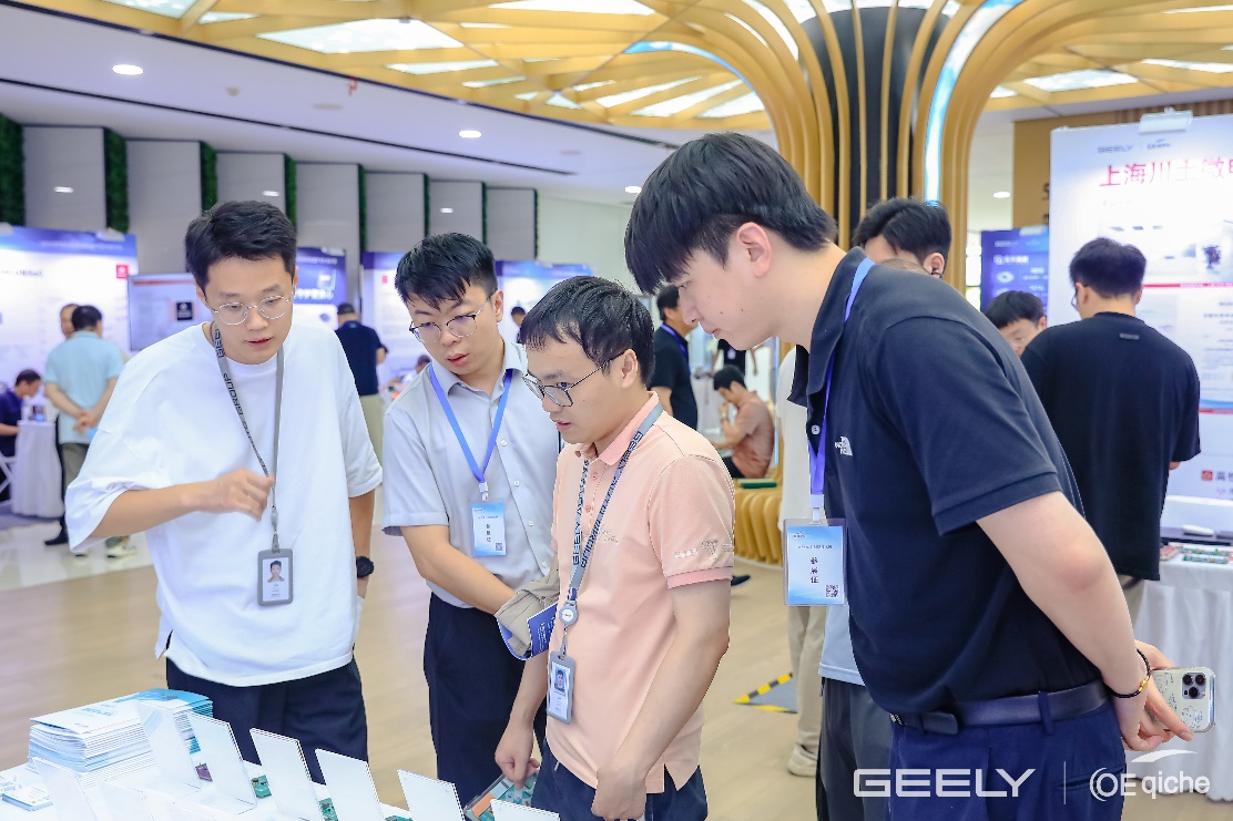 图片包括 人, 室内, 男子, 站AI 天生的内容可能不准确。。。