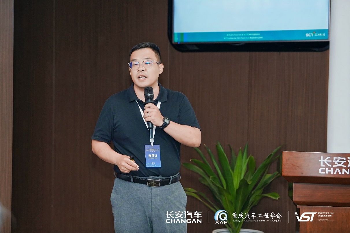 戴帽子的人在电视前AI 天生的内容可能不准确。。。