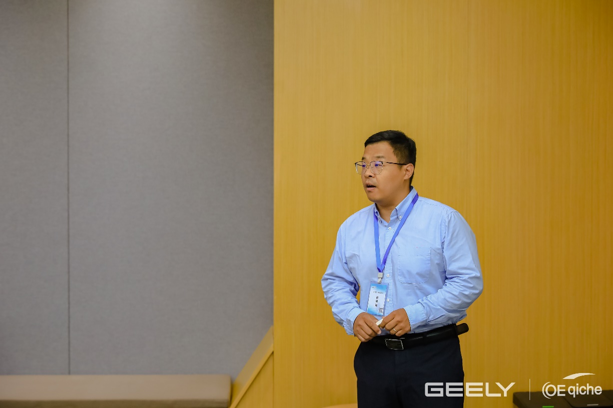 男子站在房间里AI 天生的内容可能不准确。。。